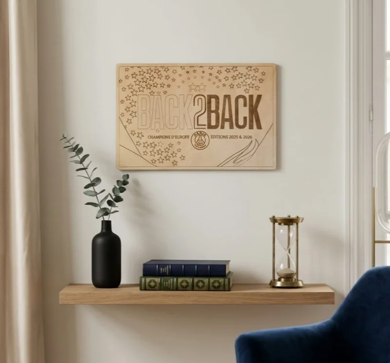 Plaque commémorative en bois gravée – Hommage à une double victoire européenne PSG
